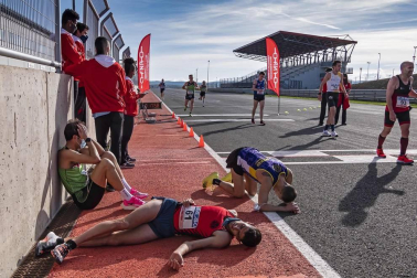 Iker Diges y Alicia Carrera se han proclamado campeones navarros de la distancia de 5 kilómetros en una carrera que ha acogido el Circuito de Los Arcos y que ha sido la primera prueba celebrada en Navarra tras la irrupción de la covid-19.