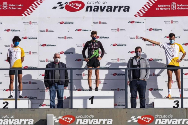 Iker Diges y Alicia Carrera se han proclamado campeones navarros de la distancia de 5 kilómetros en una carrera que ha acogido el Circuito de Los Arcos y que ha sido la primera prueba celebrada en Navarra tras la irrupción de la covid-19.