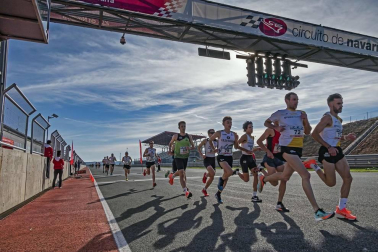 Iker Diges y Alicia Carrera se han proclamado campeones navarros de la distancia de 5 kilómetros en una carrera que ha acogido el Circuito de Los Arcos y que ha sido la primera prueba celebrada en Navarra tras la irrupción de la covid-19.