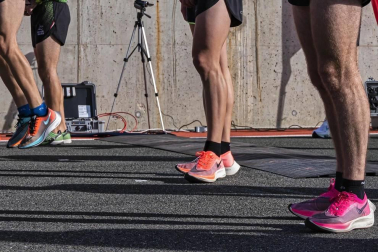 Iker Diges y Alicia Carrera se han proclamado campeones navarros de la distancia de 5 kilómetros en una carrera que ha acogido el Circuito de Los Arcos y que ha sido la primera prueba celebrada en Navarra tras la irrupción de la covid-19.