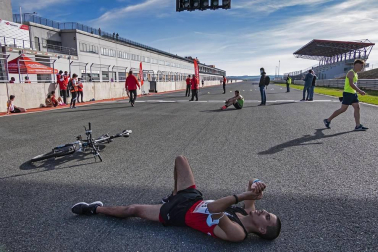 Iker Diges y Alicia Carrera se han proclamado campeones navarros de la distancia de 5 kilómetros en una carrera que ha acogido el Circuito de Los Arcos y que ha sido la primera prueba celebrada en Navarra tras la irrupción de la covid-19.