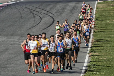 Iker Diges y Alicia Carrera se han proclamado campeones navarros de la distancia de 5 kilómetros en una carrera que ha acogido el Circuito de Los Arcos y que ha sido la primera prueba celebrada en Navarra tras la irrupción de la covid-19.