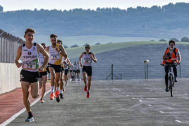 Iker Diges y Alicia Carrera se han proclamado campeones navarros de la distancia de 5 kilómetros en una carrera que ha acogido el Circuito de Los Arcos y que ha sido la primera prueba celebrada en Navarra tras la irrupción de la covid-19.