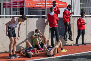 Iker Diges y Alicia Carrera se han proclamado campeones navarros de la distancia de 5 kilómetros en una carrera que ha acogido el Circuito de Los Arcos y que ha sido la primera prueba celebrada en Navarra tras la irrupción de la covid-19.