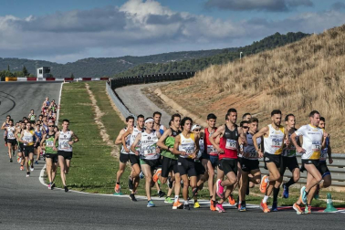 Iker Diges y Alicia Carrera se han proclamado campeones navarros de la distancia de 5 kilómetros en una carrera que ha acogido el Circuito de Los Arcos y que ha sido la primera prueba celebrada en Navarra tras la irrupción de la covid-19.
