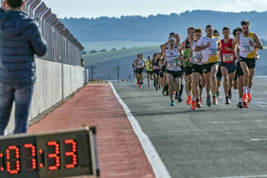 Iker Diges y Alicia Carrera se han proclamado campeones navarros de la distancia de 5 kilómetros en una carrera que ha acogido el Circuito de Los Arcos y que ha sido la primera prueba celebrada en Navarra tras la irrupción de la covid-19.