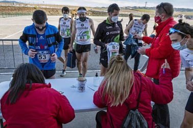 Iker Diges y Alicia Carrera se han proclamado campeones navarros de la distancia de 5 kilómetros en una carrera que ha acogido el Circuito de Los Arcos y que ha sido la primera prueba celebrada en Navarra tras la irrupción de la covid-19.
