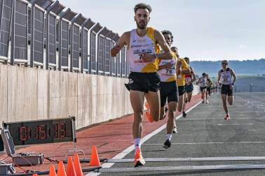 Iker Diges y Alicia Carrera se han proclamado campeones navarros de la distancia de 5 kilómetros en una carrera que ha acogido el Circuito de Los Arcos y que ha sido la primera prueba celebrada en Navarra tras la irrupción de la covid-19.