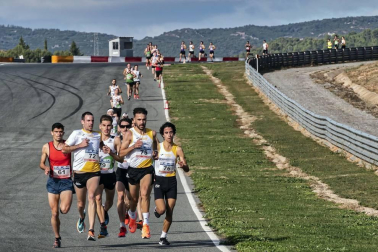 Iker Diges y Alicia Carrera se han proclamado campeones navarros de la distancia de 5 kilómetros en una carrera que ha acogido el Circuito de Los Arcos y que ha sido la primera prueba celebrada en Navarra tras la irrupción de la covid-19.