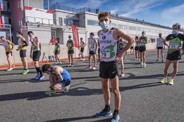 Iker Diges y Alicia Carrera se han proclamado campeones navarros de la distancia de 5 kilómetros en una carrera que ha acogido el Circuito de Los Arcos y que ha sido la primera prueba celebrada en Navarra tras la irrupción de la covid-19.