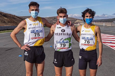 Iker Diges y Alicia Carrera se han proclamado campeones navarros de la distancia de 5 kilómetros en una carrera que ha acogido el Circuito de Los Arcos y que ha sido la primera prueba celebrada en Navarra tras la irrupción de la covid-19.