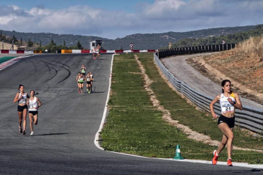 Iker Diges y Alicia Carrera se han proclamado campeones navarros de la distancia de 5 kilómetros en una carrera que ha acogido el Circuito de Los Arcos y que ha sido la primera prueba celebrada en Navarra tras la irrupción de la covid-19.