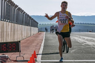 Iker Diges y Alicia Carrera se han proclamado campeones navarros de la distancia de 5 kilómetros en una carrera que ha acogido el Circuito de Los Arcos y que ha sido la primera prueba celebrada en Navarra tras la irrupción de la covid-19.