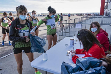 Iker Diges y Alicia Carrera se han proclamado campeones navarros de la distancia de 5 kilómetros en una carrera que ha acogido el Circuito de Los Arcos y que ha sido la primera prueba celebrada en Navarra tras la irrupción de la covid-19.