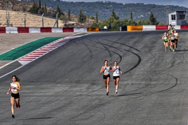 Iker Diges y Alicia Carrera se han proclamado campeones navarros de la distancia de 5 kilómetros en una carrera que ha acogido el Circuito de Los Arcos y que ha sido la primera prueba celebrada en Navarra tras la irrupción de la covid-19.