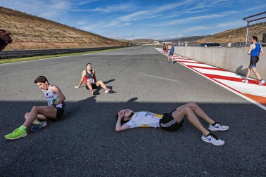 Iker Diges y Alicia Carrera se han proclamado campeones navarros de la distancia de 5 kilómetros en una carrera que ha acogido el Circuito de Los Arcos y que ha sido la primera prueba celebrada en Navarra tras la irrupción de la covid-19.