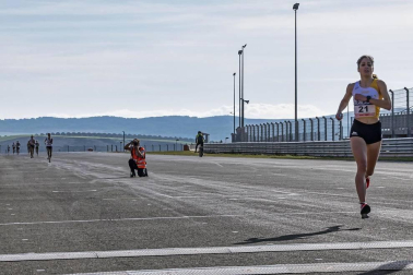 Iker Diges y Alicia Carrera se han proclamado campeones navarros de la distancia de 5 kilómetros en una carrera que ha acogido el Circuito de Los Arcos y que ha sido la primera prueba celebrada en Navarra tras la irrupción de la covid-19.