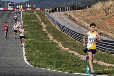 Iker Diges y Alicia Carrera se han proclamado campeones navarros de la distancia de 5 kilómetros en una carrera que ha acogido el Circuito de Los Arcos y que ha sido la primera prueba celebrada en Navarra tras la irrupción de la covid-19.