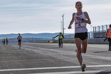 Iker Diges y Alicia Carrera se han proclamado campeones navarros de la distancia de 5 kilómetros en una carrera que ha acogido el Circuito de Los Arcos y que ha sido la primera prueba celebrada en Navarra tras la irrupción de la covid-19.