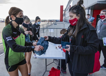 Iker Diges y Alicia Carrera se han proclamado campeones navarros de la distancia de 5 kilómetros en una carrera que ha acogido el Circuito de Los Arcos y que ha sido la primera prueba celebrada en Navarra tras la irrupción de la covid-19.