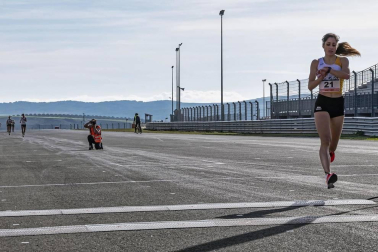 Iker Diges y Alicia Carrera se han proclamado campeones navarros de la distancia de 5 kilómetros en una carrera que ha acogido el Circuito de Los Arcos y que ha sido la primera prueba celebrada en Navarra tras la irrupción de la covid-19.