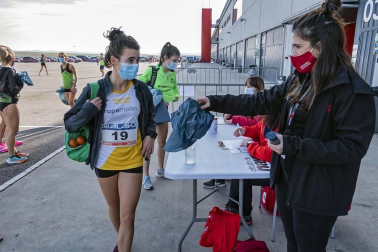 Iker Diges y Alicia Carrera se han proclamado campeones navarros de la distancia de 5 kilómetros en una carrera que ha acogido el Circuito de Los Arcos y que ha sido la primera prueba celebrada en Navarra tras la irrupción de la covid-19.