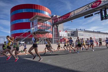 Iker Diges y Alicia Carrera se han proclamado campeones navarros de la distancia de 5 kilómetros en una carrera que ha acogido el Circuito de Los Arcos y que ha sido la primera prueba celebrada en Navarra tras la irrupción de la covid-19.