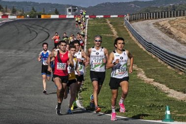 Iker Diges y Alicia Carrera se han proclamado campeones navarros de la distancia de 5 kilómetros en una carrera que ha acogido el Circuito de Los Arcos y que ha sido la primera prueba celebrada en Navarra tras la irrupción de la covid-19.