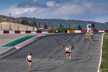 Iker Diges y Alicia Carrera se han proclamado campeones navarros de la distancia de 5 kilómetros en una carrera que ha acogido el Circuito de Los Arcos y que ha sido la primera prueba celebrada en Navarra tras la irrupción de la covid-19.