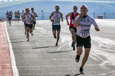 Iker Diges y Alicia Carrera se han proclamado campeones navarros de la distancia de 5 kilómetros en una carrera que ha acogido el Circuito de Los Arcos y que ha sido la primera prueba celebrada en Navarra tras la irrupción de la covid-19.