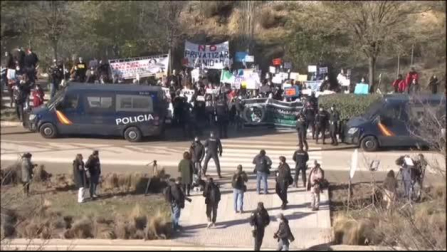 Protestas frente al hospital Enfermera Isabel Zendal en el día de su inauguración