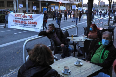 Profesionales de a hostelería se manifestaron este martes, 1 de diciembrem, en Pamplona para reclamar más ayudas al sector.