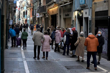 La pandemia del coronavirus no ha evitado que los navarros salgan a la calle a hacer sus compras en el puente foral.