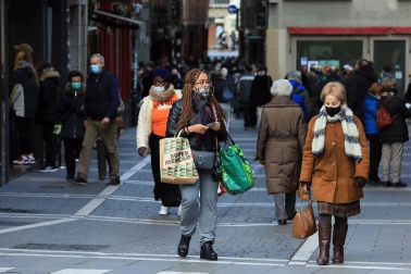 La pandemia del coronavirus no ha evitado que los navarros salgan a la calle a hacer sus compras en el puente foral.