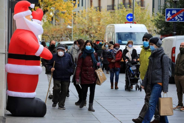 La pandemia del coronavirus no ha evitado que los navarros salgan a la calle a hacer sus compras en el puente foral.