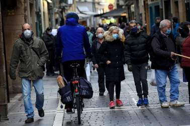 La pandemia del coronavirus no ha evitado que los navarros salgan a la calle a hacer sus compras en el puente foral.