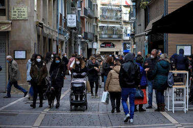 La pandemia del coronavirus no ha evitado que los navarros salgan a la calle a hacer sus compras en el puente foral.