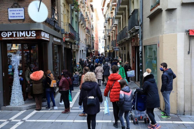 La pandemia del coronavirus no ha evitado que los navarros salgan a la calle a hacer sus compras en el puente foral.