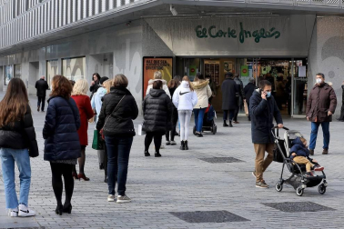 La pandemia del coronavirus no ha evitado que los navarros salgan a la calle a hacer sus compras en el puente foral.