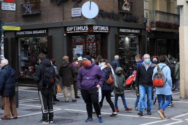 La pandemia del coronavirus no ha evitado que los navarros salgan a la calle a hacer sus compras en el puente foral.