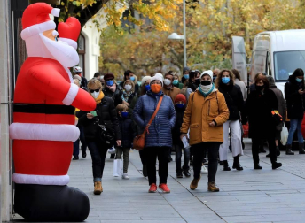 La pandemia del coronavirus no ha evitado que los navarros salgan a la calle a hacer sus compras en el puente foral.