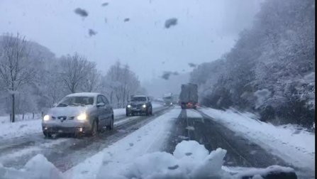Nieve en la N-121-A, a la altura de las Ventas de Arraitz