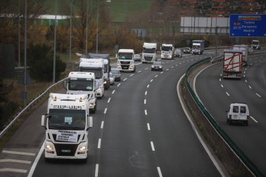 Transportistas navarros marcharon este sábado, 5 de diciembre, por las rondas de Pamplona para protestar contra las medidas del IRPF anunciadas por el Gobierno foral.