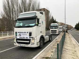 Transportistas navarros marcharon este sábado, 5 de diciembre, por las rondas de Pamplona para protestar contra las medidas del IRPF anunciadas por el Gobierno foral.