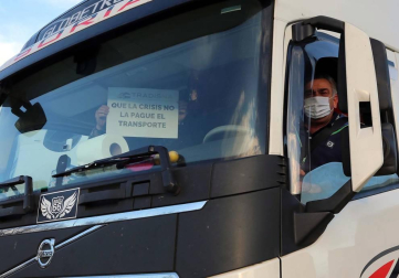 Transportistas navarros marcharon este sábado, 5 de diciembre, por las rondas de Pamplona para protestar contra las medidas del IRPF anunciadas por el Gobierno foral.