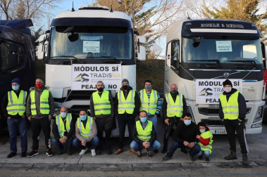 Transportistas navarros marcharon este sábado, 5 de diciembre, por las rondas de Pamplona para protestar contra las medidas del IRPF anunciadas por el Gobierno foral.
