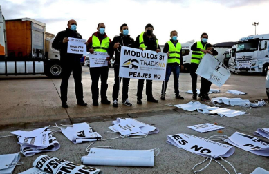 Transportistas navarros marcharon este sábado, 5 de diciembre, por las rondas de Pamplona para protestar contra las medidas del IRPF anunciadas por el Gobierno foral.