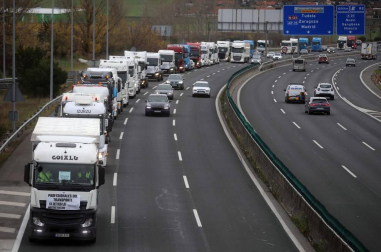 Transportistas navarros marcharon este sábado, 5 de diciembre, por las rondas de Pamplona para protestar contra las medidas del IRPF anunciadas por el Gobierno foral.