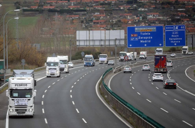 Transportistas navarros marcharon este sábado, 5 de diciembre, por las rondas de Pamplona para protestar contra las medidas del IRPF anunciadas por el Gobierno foral.