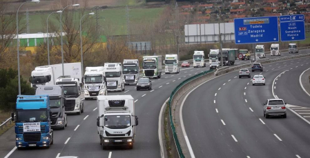 Transportistas navarros marcharon este sábado, 5 de diciembre, por las rondas de Pamplona para protestar contra las medidas del IRPF anunciadas por el Gobierno foral.